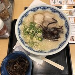 由丸 - 博多らーめん740円、カタ、キクラゲ