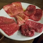 神保焼肉料理店 - 11時の針から時計回りで … 上タン、タン、ハラミ、赤サガリ、ウチもも　真ん中は、中落ちカルビ