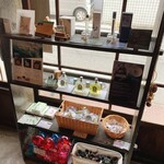 茶嘉葉 - 陳列棚に並ぶ台湾香水①