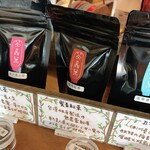 茶嘉葉 - 陳列棚に並ぶ蜜香紅茶10g入り袋