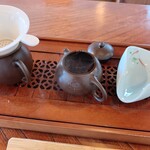 茶嘉葉 - 先ず茶壷に茶葉を入れ、熱湯を満タンに淹れます