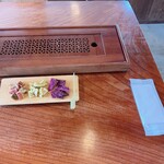 茶嘉葉 - 初めに出されたお手拭きとドライフルーツ3種