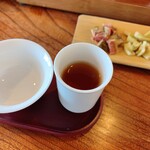 茶嘉葉 - 茶海からお茶を聞香杯に移し