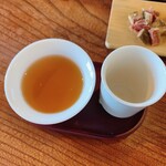 茶嘉葉 - 更に茶杯に移します　そして、先ず聞香杯を嗅いでお茶の香りを楽しみます