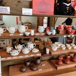 茶嘉葉 - 陳列棚に並ぶ茶器①