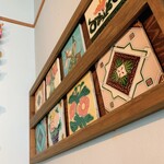 茶嘉葉 - 壁に飾られた台湾マジョリカタイル①