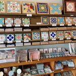 茶嘉葉 - 陳列棚に並ぶ台湾マジョリカタイル