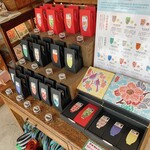 茶嘉葉 - 陳列棚に並ぶ台湾茶葉20g入り袋