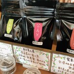 茶嘉葉 - 陳列棚に並ぶ東方美人茶10g入り袋  お店の一番人気