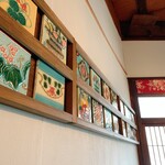 茶嘉葉 - 壁に飾られた台湾マジョリカタイル②
