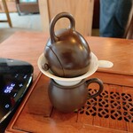 茶嘉葉 - 茶壷をこのように傾けてお茶を茶海に注ぎます