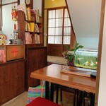 茶嘉葉 - 水槽の中に大きな金魚が泳いでいました