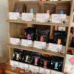 茶嘉葉 - 陳列棚に並ぶ台湾茶葉10g入り袋