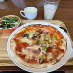 BLUE CAFE ORIENTAL - 本日のピザ(ベーコンと彩り野菜のトマトソースピザ)❗️