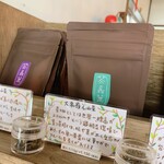 茶嘉葉 - 陳列棚に並ぶ大禹嶺高山茶 10g入り袋