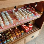 茶嘉葉 - 陳列棚に並ぶ茶器②