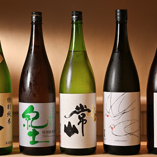 種類豐富的日本酒和葡萄酒。根據套餐內容選擇酒精飲品