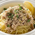 Specialty! Minced chicken with Nankotsu served with lemon