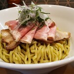 セキレイ - 濃厚つけ麺～富士山サーモンと京野菜～(チャーシュー増し)のアップ