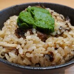 セキレイ - イタリアンパセリのペーストが乗る「カキと舞茸の炊き込みご飯」