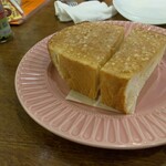 カフェドムッシュ - 5センチの厚切りピーナッツバタートースト