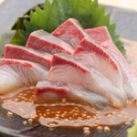 笑うだるま - カンパチの胡麻醤油