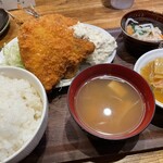 黄金鉄鍋餃子 HUG - アジフライ定食950円