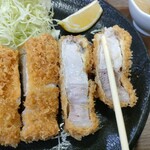 かつ専門 さかもと - 料理写真:霧島ポークの厚みをお箸と比較