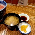 Kumagera - お味噌汁と漬け物とタレ