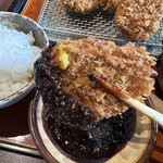 とんかつ たる蔵 - 味噌だれと辛子を付けたらもうたまらんです