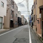 茶嘉葉 - この通り（瀬田貫井線）を直進　左前方の黒い建物がとんかつ成蔵さん