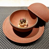 鉄板焼 ステーキ 北野坂 - ■前菜
                    A5黒毛和牛タルタル　
                    湯葉、フレッシュキャビア、金粉