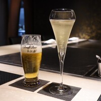 鉄板焼 ステーキ 北野坂 - グラスシャンパーニュ ¥2.000 と
                    アサヒプレミアム熟撰 ¥900 で乾杯★