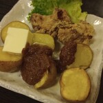 そば・ほうとう・郷土料理　信玄 大月店 - 山梨県民語「せいだのたまじ風味」→日本語訳「味噌ダレ付ジャガバター 鶏から添え」