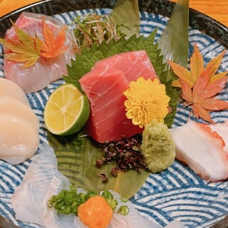從豐洲市場直接進貨的海鲜料理非常值得推薦，推薦5品拼盤！