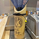 立喰い鮨 海幸 - カウンター角のお店のマークの焼き印が有る竹