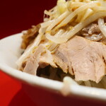 ラーメン二郎 - 豚の厚み