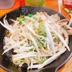 Kokumin Sakaba Jientoruman - ★★豚の塩焼き 400円 薄くて小さい豚バラが5枚ぐらい入ってる程度でほぼもやし。 ただし 塩コショウの加減が絶妙で美味しく感じた