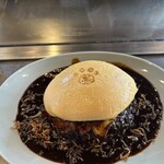 鉄板焼酒場いくら - オムバーグ(黒カレー)チーズトッピング