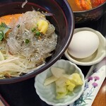 しらすと伊勢海老の 忠兵衛 - 二色丼(しらすと釜揚げしらす)