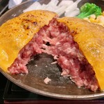 とろけるハンバーグ 福よし 古淵店 - 1分だとまだ中はこんな状態。