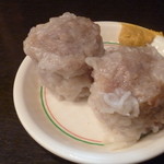 肉厚わんたん麺と手作り焼売 ら麺亭 - 大きめのシュウマイは箸ですっと割れて優しい旨みがじんわり