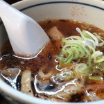 肉厚わんたん麺と手作り焼売 ら麺亭 - 煮込まれた豚肉が入っています