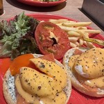 グロリアス チェーン カフェ 渋谷 - スモークサーモンとサワークリームのエッグベネディクト