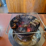 元祖ホルモン脇田屋 - 焼いてみて食べると炭火でこんがりと香ばしく焼ける
