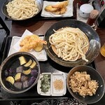 武蔵野うどん じんこ - 【じんこのランチメニュー】
            『ナスのつけ汁うどん(大盛り)』
            『おまかせ天ぷら3品盛り』
            『かやく御飯』