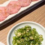 Yakiniku Inami - 上タン　青唐辛子のリンゴ酢と一緒に