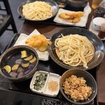 武蔵野うどん じんこ - 【じんこのランチメニュー】
            『ナスのつけ汁うどん(大盛り)』
            『おまかせ天ぷら3品盛り』
            『かやく御飯』