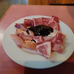 Ganso Horumon Wakitaya - ●五種盛り（醤油、味噌）味噌を選択　2,300円
      ロース、カルビ、ハラミ、若鶏、ホルモン
      となり、全てが　1/2人前　となる
      ロース、カルビ、ハラミは
      見た感じ、食べた感じでは肉質的には細やかではない