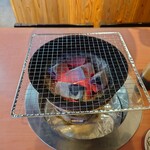元祖ホルモン脇田屋 - このお店の炭には炭火焼肉店でポピュラーな
            オガ炭が使われてる
            
            ■オガ炭とは
            木材加工の際に出るおがくずを原料とし、それを炭化させたもの
            備長炭とかなり似た性能を持っています